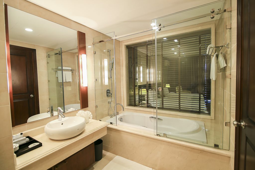 This image has an empty alt attribute; its file name is 6.-Deluxe-_-Bathroom-Style-1-_-1-1024x683.jpg