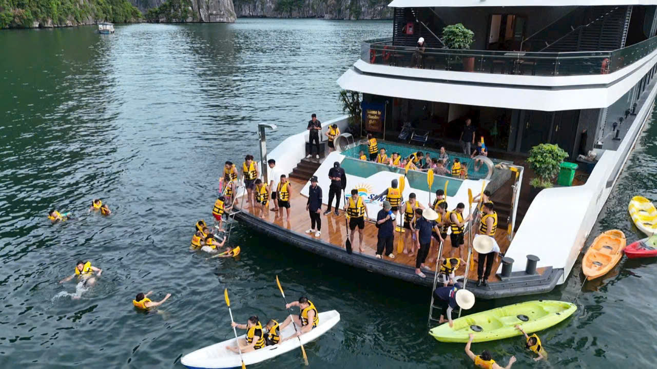 Lan ha bay small group cruises with balconies